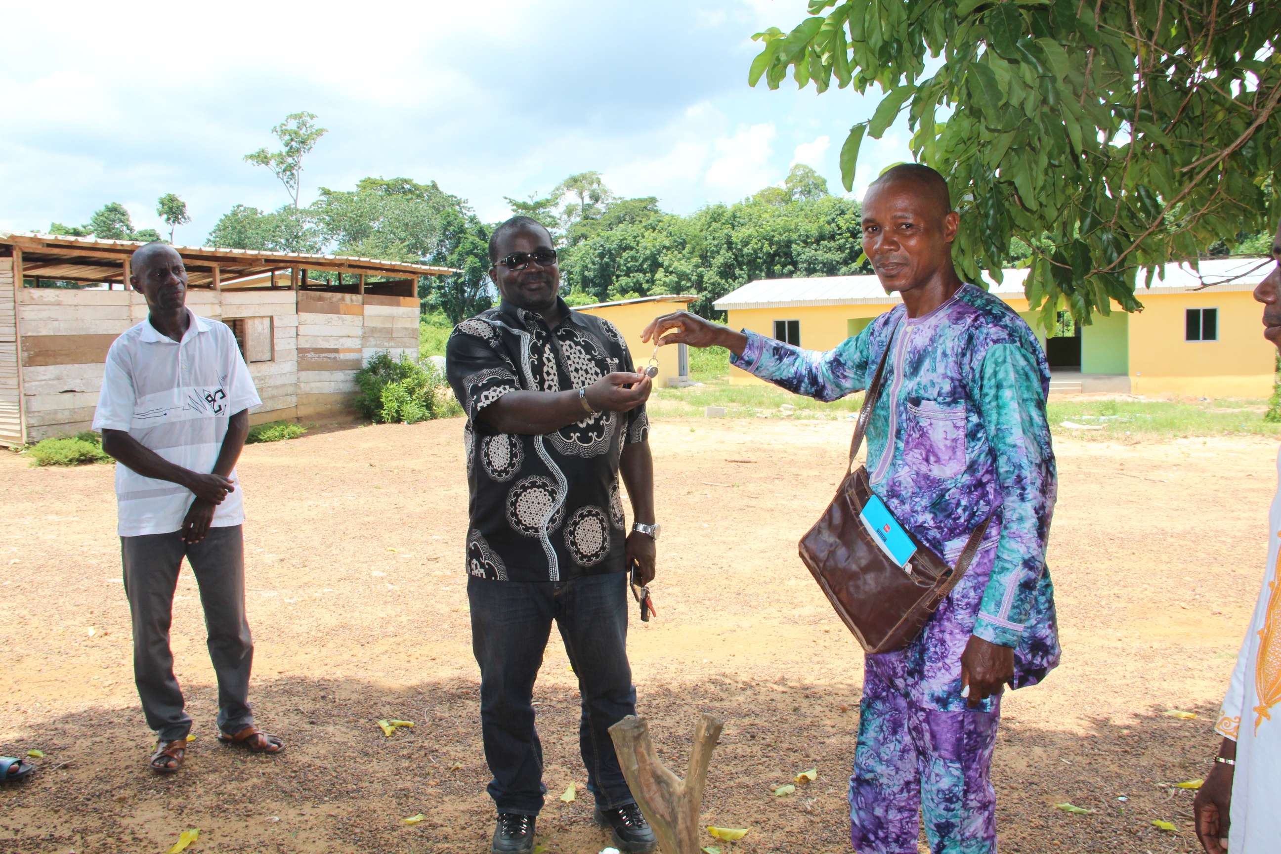 DON D’UNE VILLA JUMELEE AUX ENSEIGNANT DU VILLAGE HEKE 19