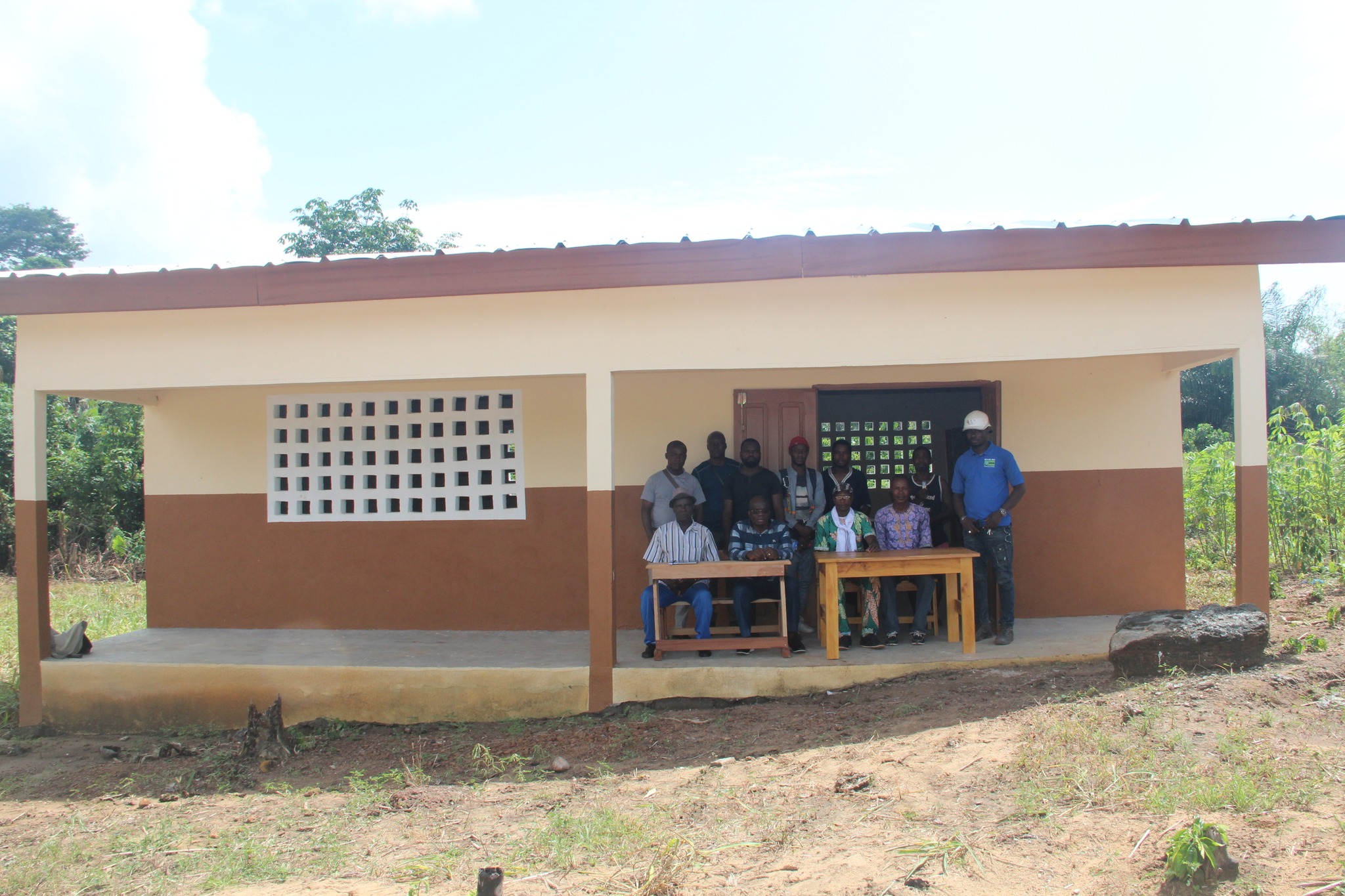 La SOGB offre des tables-bancs à l'école primaire de Tèklèbo